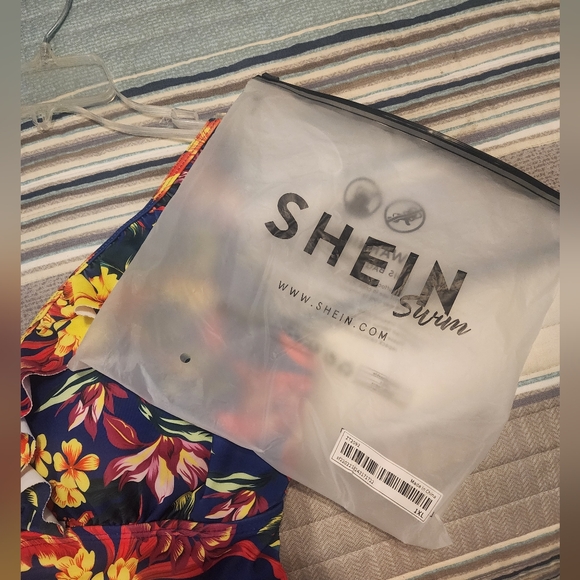 SHEIN Women's Floral Print One Piece Swimsuit NWT - Picture 11 of 11
